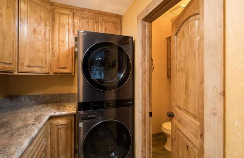 Big Bear Village View Haus is a large pet and kid friendly chalet with hot tub located a short walk to village - Foto 42