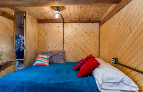 Hillbilly Chic Tiny House Near Nashville with WiFi, Kitchenette, Fire Pit & Trails - Foto 4