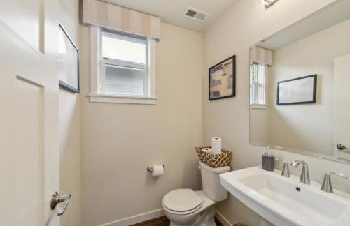 Serene Port Orchard Retreat - 3BR 3BA with Trails and Amazing Views - Foto 14