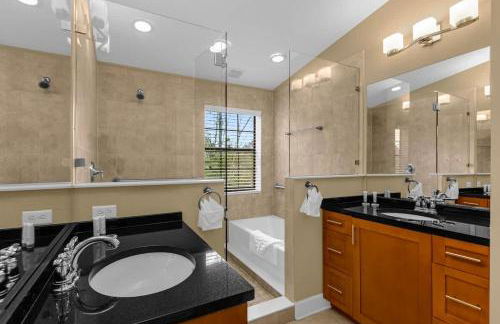 Cozy & Elegant 4BR Enchanted Townhouse - 1 Mile to Disney with Resort Pool, Gym, & Jacuzzi - Photo 30