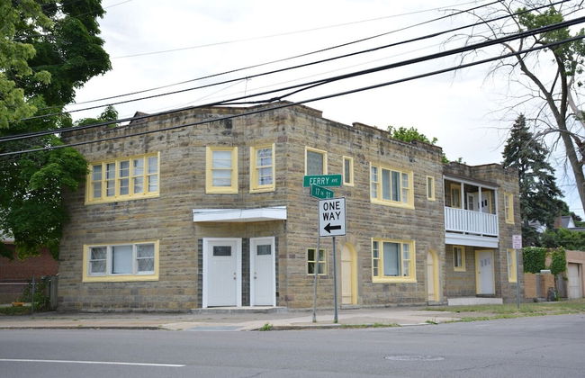 The Stone Castle - With Private Yard & Parking, Near Falls & Casino by Niagara Hospitality - Foto 1