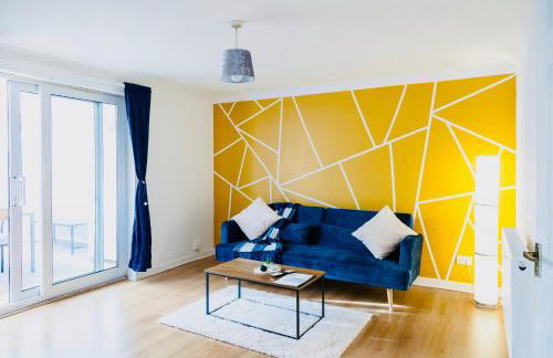 Cozy 3-Bed Retreat Near Manchester Airport Ideal for Families & Groups - Foto 1