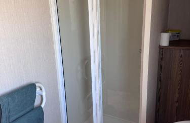 Cozy Caravan at Tower Lawn, Haggerston Castle Perfect Family Getaway - Foto 10