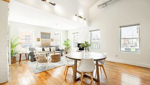 Soaring 2BR Parkside Loft Walkable to it All - Foto 3