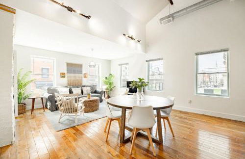 Soaring 2BR Parkside Loft Walkable to it All - Foto 3