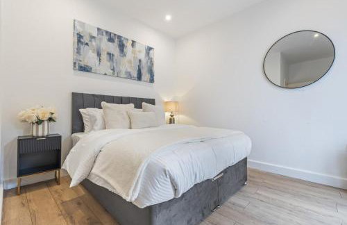 Coulsdon Grand - Sleeps 8 - 5 BR - Free Parking - Foto 7
