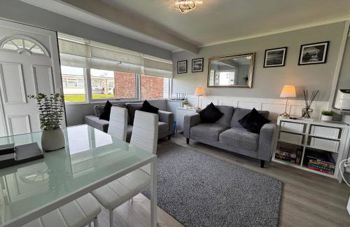 169 - Two bed Chalet on Sunbeach Holiday Park - Sleeps 5, pet friendly, FREE pool and entertainment passes included - plus WiFi, bed linen and towels included 300m from the beach! - Foto 8