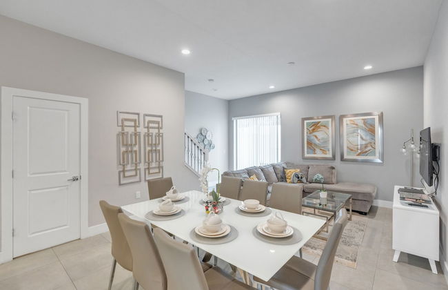 Elegant Townhome Near Disney â Private Suites! 4 Bedroom Townhouse by RedAwning - Photo 23