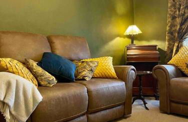 Stunning 2 Bedroom Flat in a Central Location - Photo 17