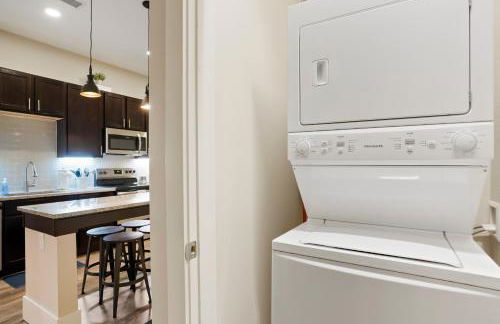 Unbeatable Location Golden Condo - Walk Everywhere - Photo 14