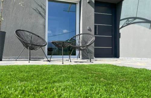 Modern Garden Apartment - City & Mountain View - Foto 1