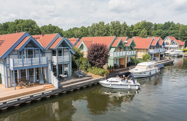 Cozy Holiday Home with Wood Burning Stove near Water - Foto 18