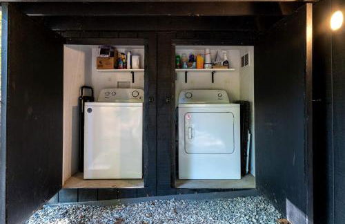 Modern Forest Cabin with Hot Tub, Screened Porch & Resort Access Near Hedgesville, WV - Foto 23