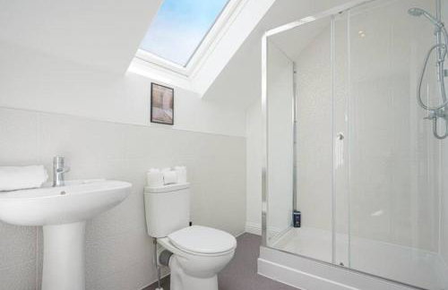 Wavendon House • Sleeps 6 • Driveway Parking • Garden • Fast Wifi • Smart TV • Yoko Property - Photo 5