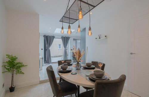 Spacious 3BR Home by D3 Short Stay, Sleep 9, Free WIFI & Parking - Foto 24