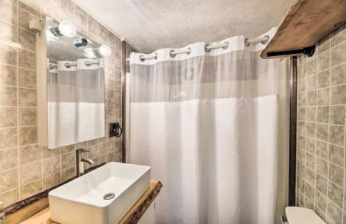 Rustic Hideaway with Fire Pit Less Than 1 Mi to River! - Foto 14