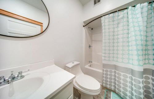 Balcony and Golf Course View Quiet Erie Getaway - Foto 16