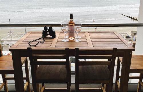 25 Breakwaters - Beach Hut is Included with this Pet Friendly Lux Apartment with Balcony, Stunning Sea Views over to Culver Cliffs & Free Parking - Photo 2