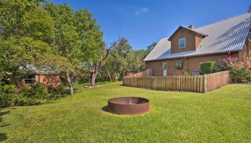 Lake Granbury Getaway! Family Home with Deck and Games - Foto 3