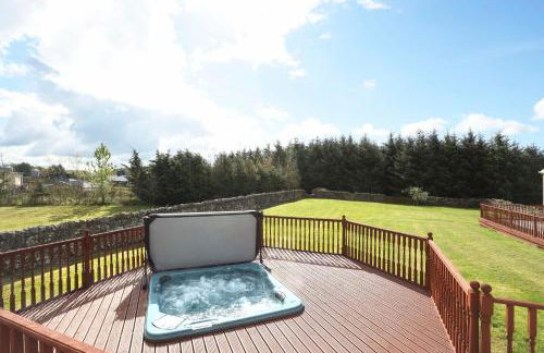 JOIVY Greenknowes Estate with Hot Tub and Bar - Farmhouse and Lodge - Photo 11