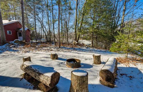 Lakefront Townsend Cabin with Fire Pit and Dock! - Foto 22