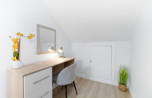 Modern 4 Bedroom House With Parking in Farnham Royal, Slough By 360stays - Foto 30