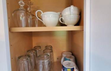 Cheerful Cozy Cottage 2 bedroom 1bath - Photo 26