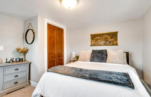 Scenic Yankton Retreat with Fire Pit 1 Mi to Lake! - Foto 16