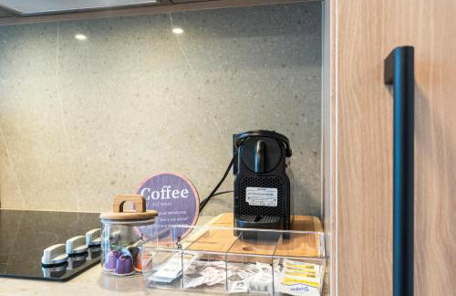 Downtown Condo with Den and Pool Access - Foto 13