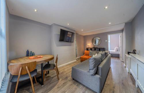 Stunning 2 Bedroom 6 Guest Flat by Anfield Stadium - Photo 1
