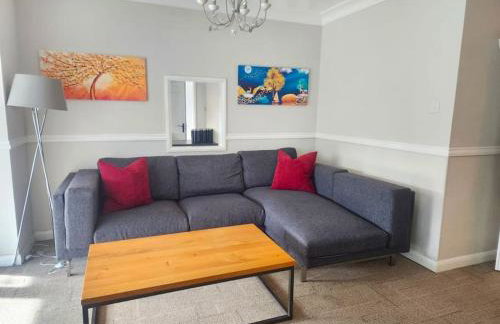 Kennedy Villa - 5 Bedroom House with Hot Tub, WiFi, Free parkings, Close to Bicester Village - Foto 4