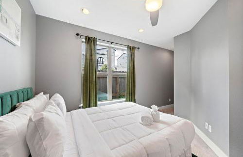 Luxury Downtown Home with Rooftop Deck And Skyline View - Photo 13