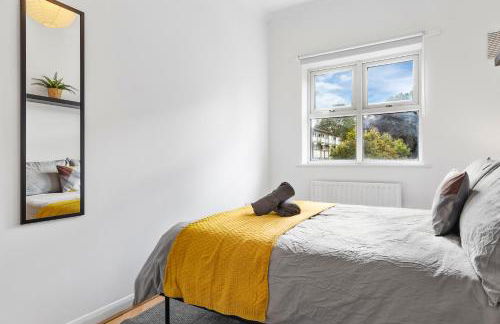 Cozylease 3 Bedroom Canary Wharf Family,Workcation, Fast WiFi, Workspace,1 stop to City - Photo 31