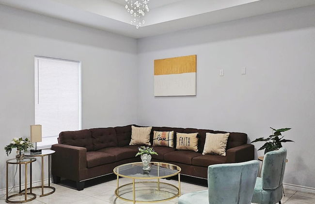 Beautiful Apartment 9 min to Mercedes Outlets - Foto 3