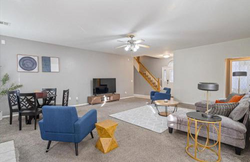 Spacious 6 bed Bentonville House, Sleeps 12, Smart TVs, Wi-Fi - Foto 3