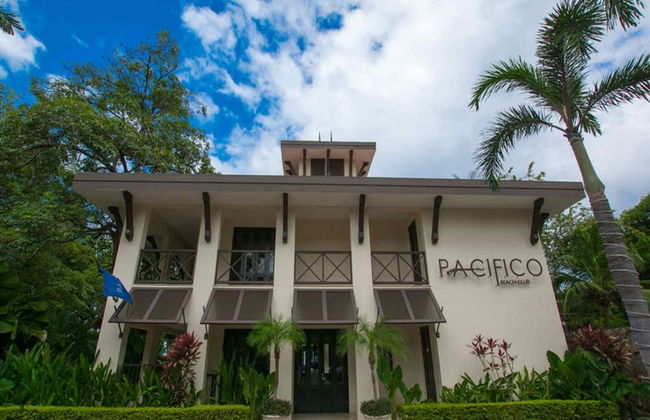 Impressively designed and decorated 3rd-floor space overlooking pool in Coco - Photo 60