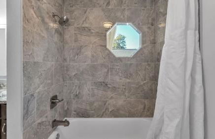 6 Bedroom with Guest House Walk to Lake & Shops - Foto 39