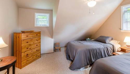 Lakefront with Lots of Light and Private Dock Access - Foto 5