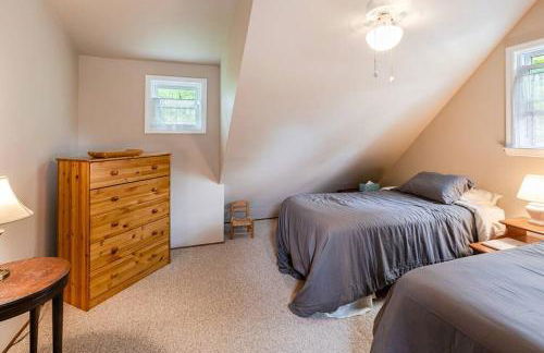 Lakefront with Lots of Light and Private Dock Access - Foto 5