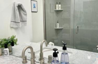 4 King Suites, Downtown, Outlets, Beach, Historic - Photo 25