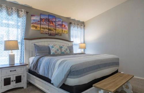 Cozy home with pool, fire table, BBQ, RV parking - Foto 18