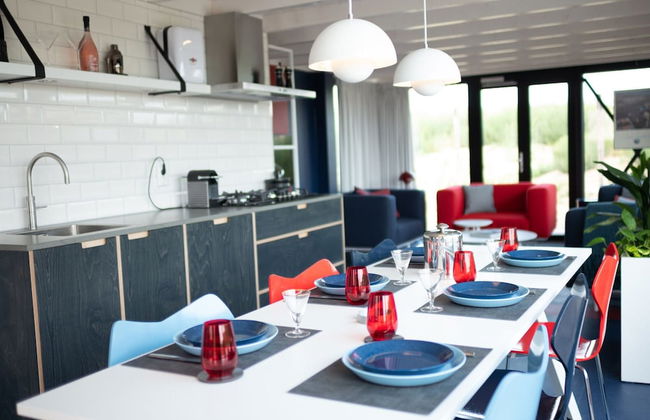 Modern, Trendy F1 Theme Lodge, Near the Sea - Foto 11