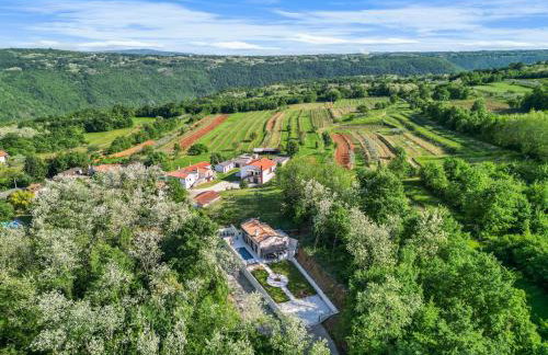Charming Villa Harmonia with Heated pool and Indoor Jacuzzi surrounded by nature - Photo 1