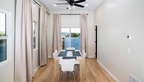 Newly Built Coastal Home with Yard - Foto 5