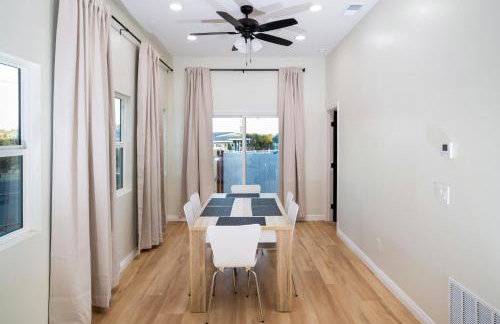 Newly Built Coastal Home with Yard - Foto 5