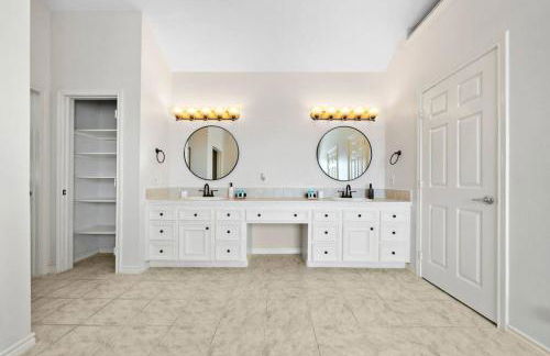 Jaw-dropping bayfront home with panoramic water views, boat slip, and cowboy pool - Foto 37