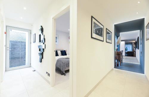 Architect-Designed Luxury Retreat 3BR Chessington - Pass the Keys - Photo 27