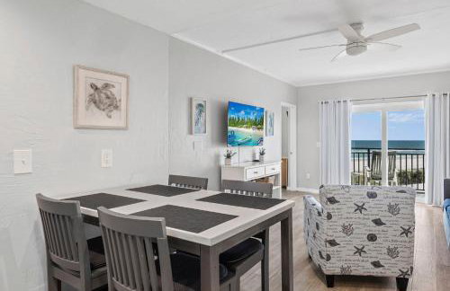 Polished oceanfront condo with pool access, private balcony & washer/dryer - Foto 5