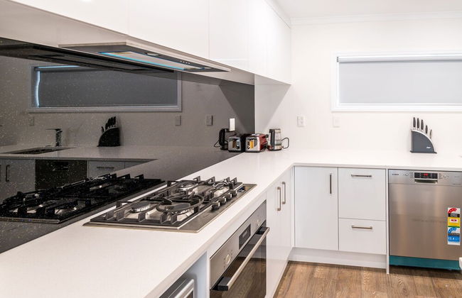 Brand New 5BR home with view of the sea - Photo 20