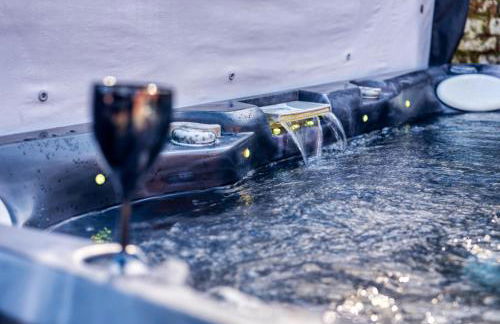 The Oaks Barn - A Countryside Luxury Rural Escape with Hot tub & Fire Pit! Tranquil Group Retreat - Sleeps 8, Pet Friendly & Off road Parking - By Blue Puffin Stays - Photo 30